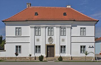 Pfarrhof Traunfeld; Herbert R