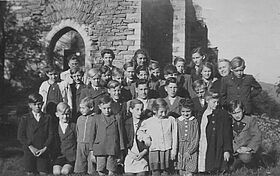 Schulausflug Zist. 1949 Ruine Aggstein Schüler:innen vor Burgruine Aggstein