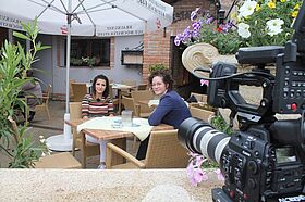 Dreharbeiten Menschen von nebenan. Foto: LEADER Region Weinviertel Ost Ieva und Judith im Gastgarten in Poysdorf