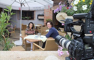 Ieva und Judith im Gastgarten in Poysdorf