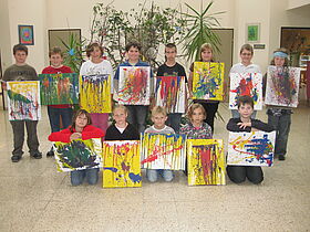 VS Niederabsdorf Schüler mit Schüttbilder Gruppenfoto Schüler präsentieren stolz ihre Schüttbilder